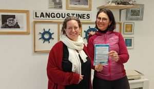 Le binôme menant les enquêtes présentant le flyer de présentation du projet relu par les marins locaux de GLAZ