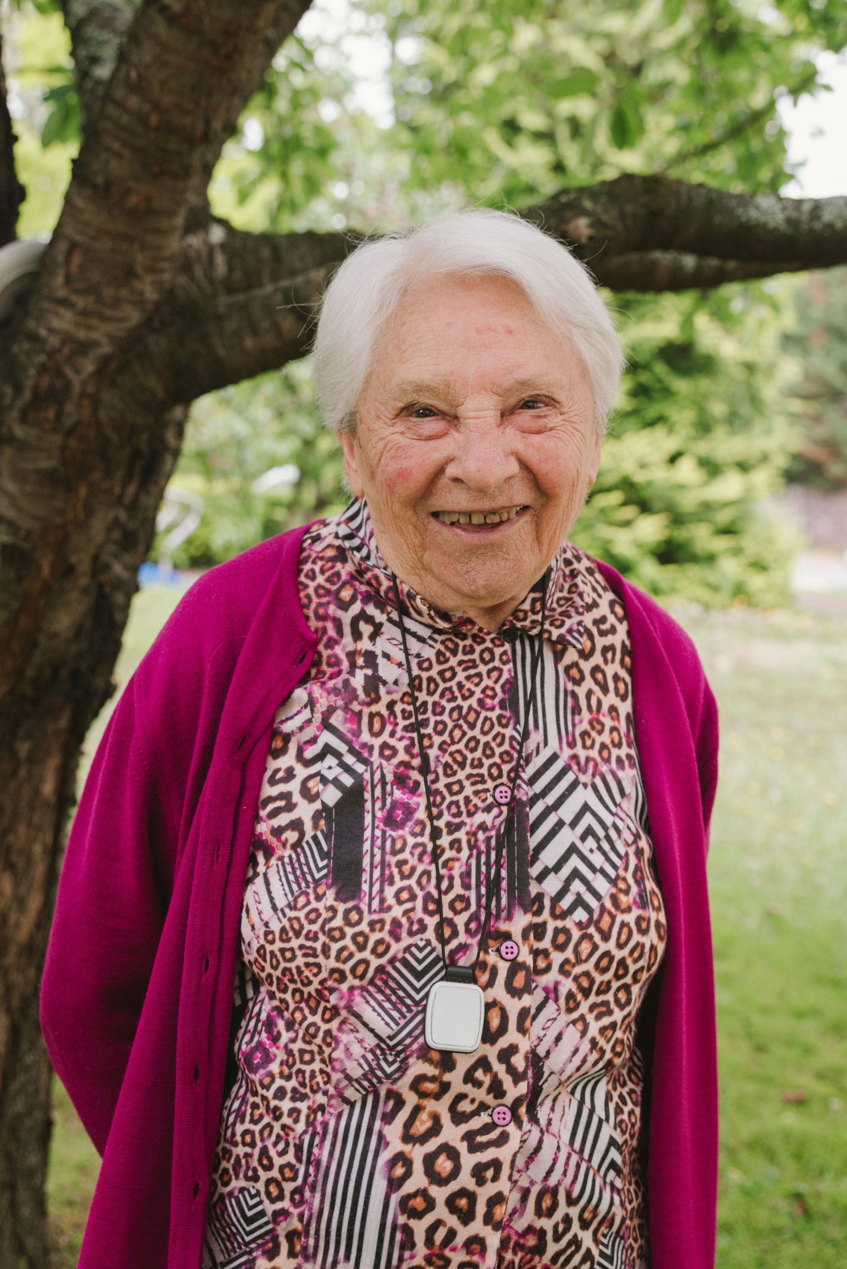 Hélène Rochefort dans jardin