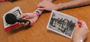 Photo mains avec micro radio et photos anciennes en noir et blanc