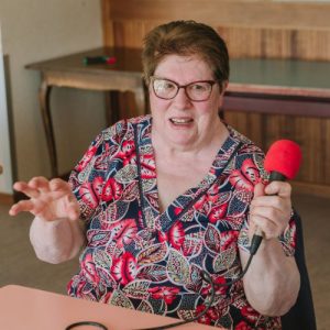 Mémoires de Villes Saint-Aubin-du-Cormier, photo portrait en couleurs de Jeannine Rolandin
