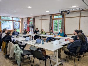 Photo jeunes en services civiques autour d'une table à Augan